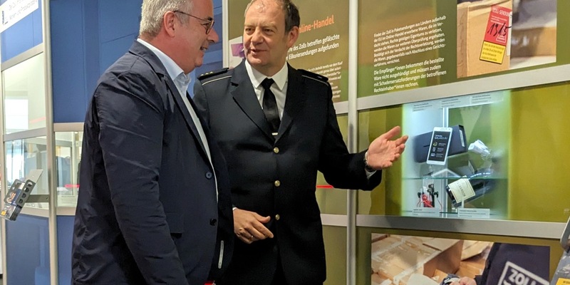 HZA-BI: Wanderausstellung Echt falsch! in der Sparkasse Hamm/Sparkasse Hamm und Hauptzollamt Bielefeld eröffnen beeindruckende Ausstellung des Deutschen Zollmuseums - Foto: presseportal.de