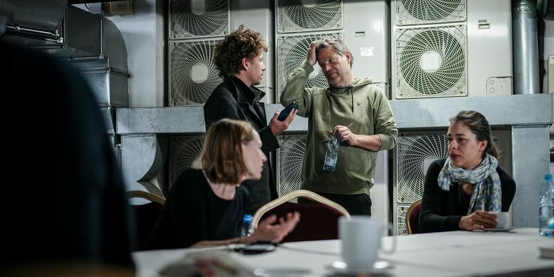 Vizekanzler Robert Habeck (2.v.r.) und Mitglieder seiner Delegation in der Tiefgarage ihres Hotels. - Foto: Kay Nietfeld/dpa