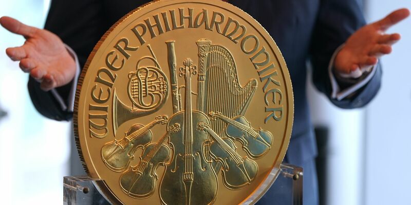 Eine etwa 31 Kilogramm schwere und im Durchmesser etwa 37 Zentimeter große Goldmünze wird in Hamburg ausgestellt. - Foto: Marcus Brandt/dpa