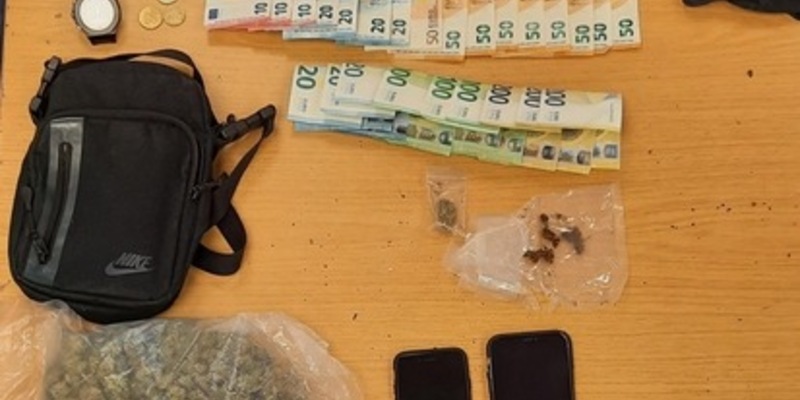 BPOL-FL: NMS - Rauchen im Bahnhof führt zum Auffinden von mehr als 500 Gramm Cannabis, Waffen und mehr als 10.000 Euro - Foto: presseportal.de