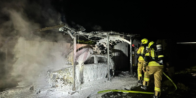 FW Alpen: Pkw und Carport brennen mitten in der Nacht - Foto: presseportal.de