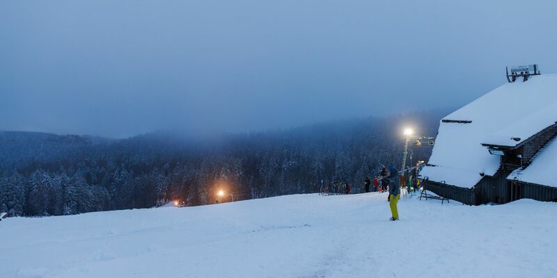 Nach sommerlichen Temperaturen auf dem Schwarzwaldgipfel des Kandels ist der Winter zurückgekehrt - mit jeder Menge Neuschnee. - Foto: Philipp von Ditfurth/dpa