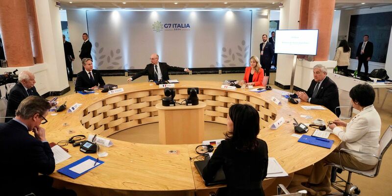 Die Außenministerinnen und Außenminister der G7 sowie der EU-Außenbeauftragte bei einer Gesprächsrunde auf Capri, vorne rechts Annalena Baerbock. - Foto: Gregorio Borgia/Pool AP/dpa