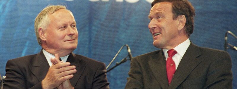 «Mit zeitlichem Abstand ist es leichter, mit Differenzen umzugehen.» Oskar Lafontaine (l) und Gerhard Schröder im August 1998. - Foto: picture alliance / dpa