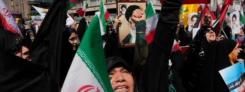 Gläubige skandieren Slogans während einer anti-israelischen Versammlung nach dem Freitagsgebet in Teheran. Nach dem mutmaßlich israelischen Angriff im Iran soll der Vorfall untersucht werden. - Foto: Vahid Salemi/AP