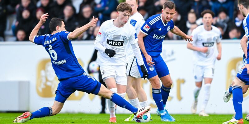 Ron Schallenberg (l) und die Schalker kamen nicht über ein 1:1 beim Aufsteiger SV Elversberg hinaus. - Foto: Silas Schueller/Defodi Images/DeFodi Images/dpa