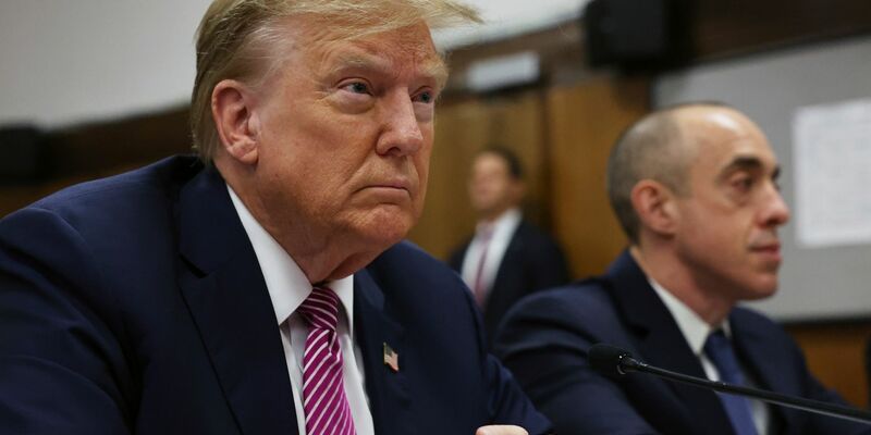 Vor dem Gerichtsgebäude in New York, in dem der Schweigegeld-Prozess gegen Ex-US-Präsident Donald Trump stattfindet, hat sich ein Mann in Brand gesetzt. - Foto: Spencer Platt/POOL Getty Images/AP/dpa