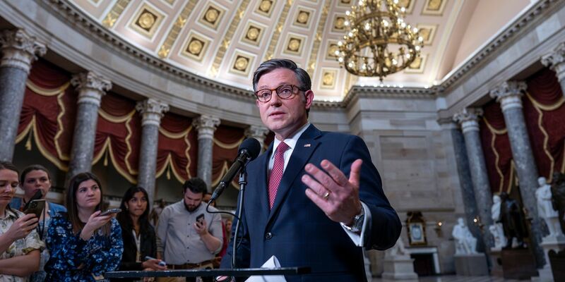Den Vorsitzenden des Repräsentantenhauses, Mike Johnson, könnte die Abstimmung über die Ukraine-Hilfen den Job kosten. - Foto: J. Scott Applewhite/AP