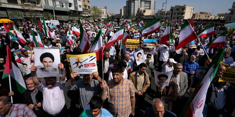 Iranische Gläubige nehmen an einer anti-israelischen Versammlung in Teheran teil. - Foto: Vahid Salemi/AP