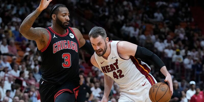 Miami-Profi Kevin Love (r) zieht gegen Andre Drummond zum Korb. - Foto: Wilfredo Lee/AP/dpa