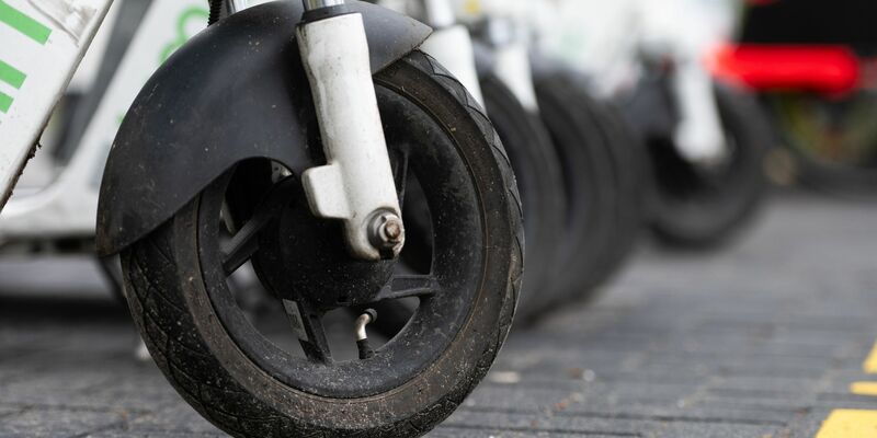 Ein Verbot von Leih-E-Scootern ist in größeren Städten wie München oder Berlin bisher nicht geplant. - Foto: Christophe Gateau/dpa