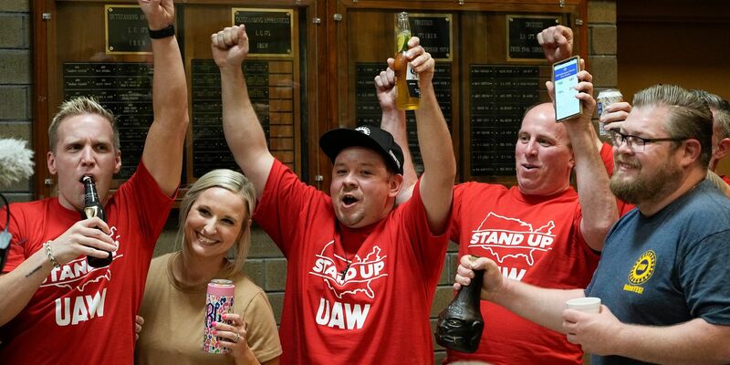 Beschäftigte des Volkswagen-Automobilwerks feiern das Ergebnis der UAW-Gewerkschaftsabstimmung. - Foto: George Walker IV/AP