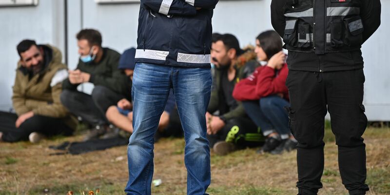 Wachpersonal steht vor der Zentralen Erstaufnahmeeinrichtung für Asylbewerber (ZABH) des Landes Brandenburg in Eisenhüttenstadt. - Foto: Patrick Pleul/dpa-Zentralbild/dpa