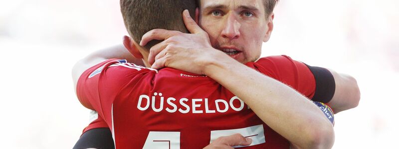 Der Düsseldorfer Vincent Vermeij (r) jubelt nach seinem Treffer zum 1:0 mit Tim Oberdorf. - Foto: Roland Weihrauch/dpa