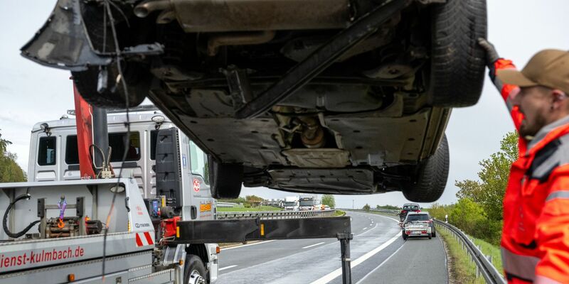 Auf der A70 bei Schirradorf in Bayern ist es zu einer Massenkarambolage mit 22 Fahrzeugen gekommen. - Foto: Pia Bayer/dpa