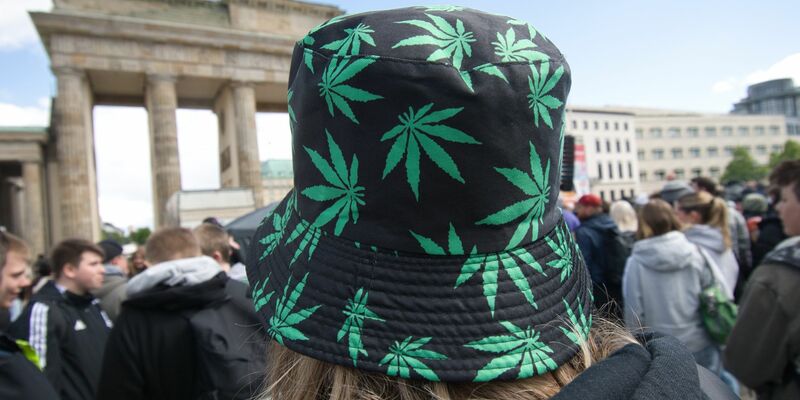 Tausende Menschen feierten am Brandenburger Tor bei der Kundgebung und dem Fest zur Legalisierung von Cannabis. - Foto: Paul Zinken/dpa