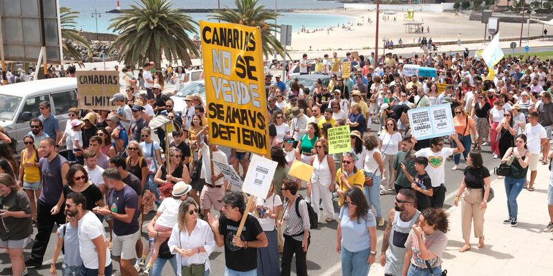 Demonstration gegen das Massentourismusmodell auf Fuerteventura. - Foto: Europa Press Canarias/EUROPA PRESS/dpa