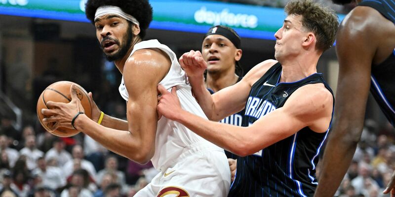 Orlandos Franz Wagner (r) verteidigt gegen Clevelands Jarrett Allen. - Foto: Nick Cammett/AP/dpa