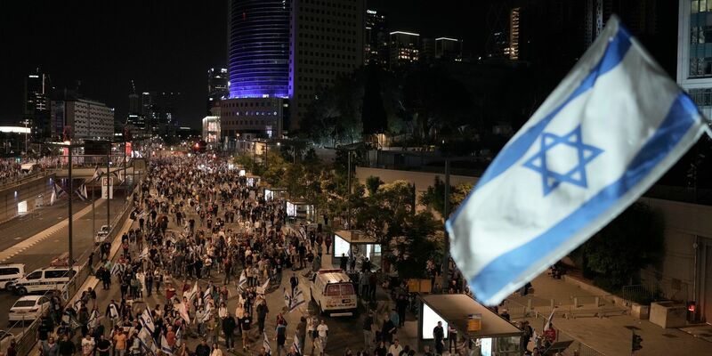 Protestzug in Tel Aviv gegen die Regierung des israelischen Premierministers Netanjahu. - Foto: Leo Correa/AP