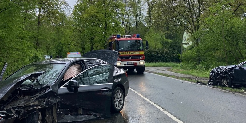 FW Alpen: Auffahrunfall zwischen Pkw und Lkw - Foto: presseportal.de