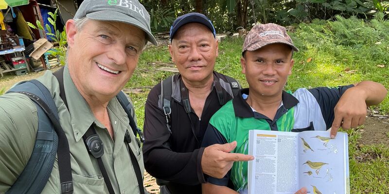 Peter Kaestner (l) ist schon sein ganzes Leben lang leidenschaftlicher Vogelbeobachter. - Foto: Peter Kaestner/dpa