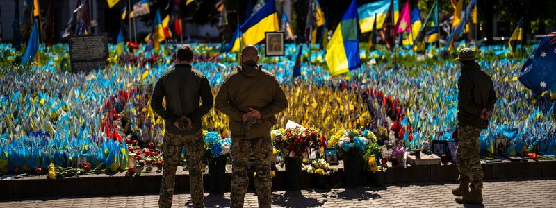 Auf dem Unabhängigkeitsplatz in Kiew wurden Flaggen und Fotos zum Gedenken an im Krieg gefallene Zivilisten und Soldaten aufgestellt. - Foto: Francisco Seco/AP/dpa