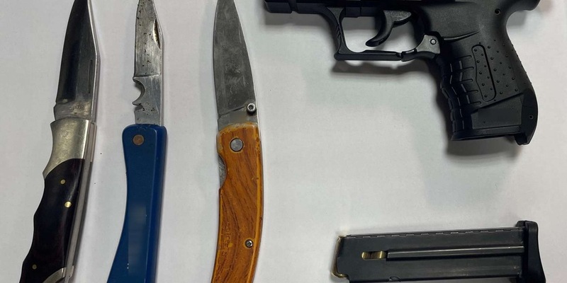 BPOL NRW: Mitreisende mit Waffe bedroht - Bundespolizei stellt Schreckschusspistole und mehrere Messer sicher - Foto: presseportal.de