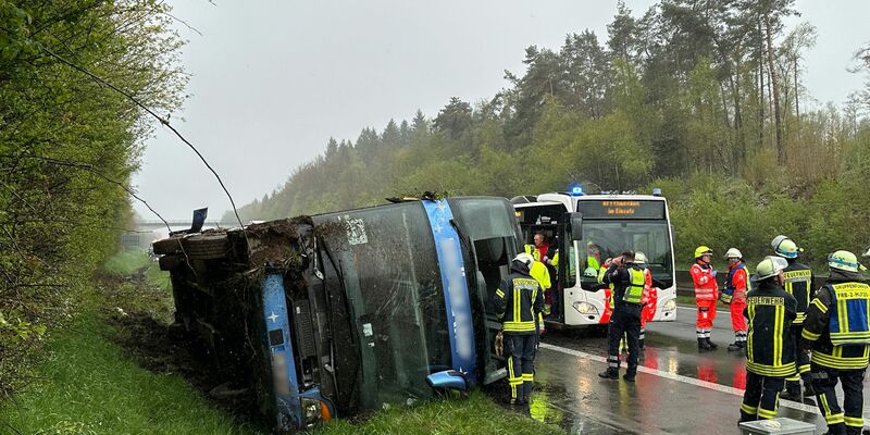 Ein Reisebus mit Schülern ist am Sonntagmorgen auf der Autobahn 45 im Sauerland umgestürzt. . - Foto: Berthold Stamm/dpa