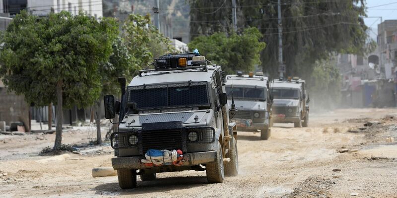 Militärfahrzeuge im palästinensischen Flüchtlingslager Nur Schams in Tulkarem. - Foto: Ayman Nobani/XinHua/dpa