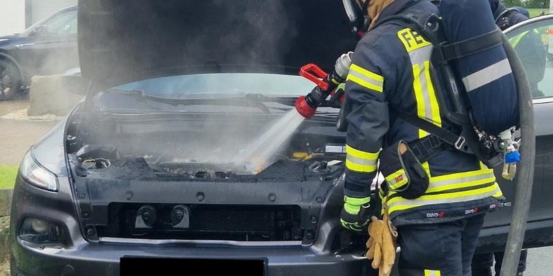 FW Ense: Rauchentwicklung PKW - Foto: presseportal.de