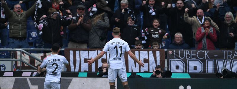 Der FC St. Pauli sicherte sich bei Hannover 96 drei wichtige Punkte im Kampf um den Bundesliga-Aufstieg. - Foto: Swen Pförtner/dpa