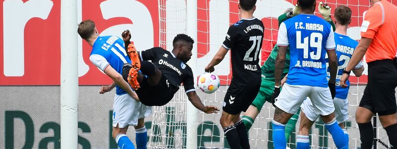 Magdeburgs Daniel Heber (2.vr) köpft den Ball zur 2:0-Führung in das Rostocker Tor. - Foto: Gregor Fischer/dpa