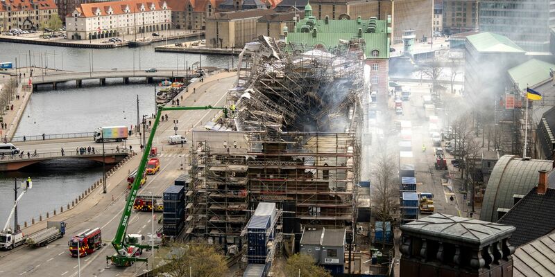 Ein Blick auf die Überreste der alten Börse in Kopenhagen. - Foto: Ida Marie Odgaard/Ritzau Scanpix Foto/AP/dpa