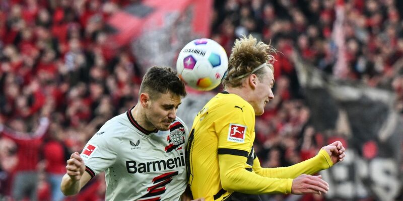 Leverkusens Josip Stanisic und Dortmunds Julian Brandt kämpfen um den Ball. - Foto: Federico Gambarini/dpa