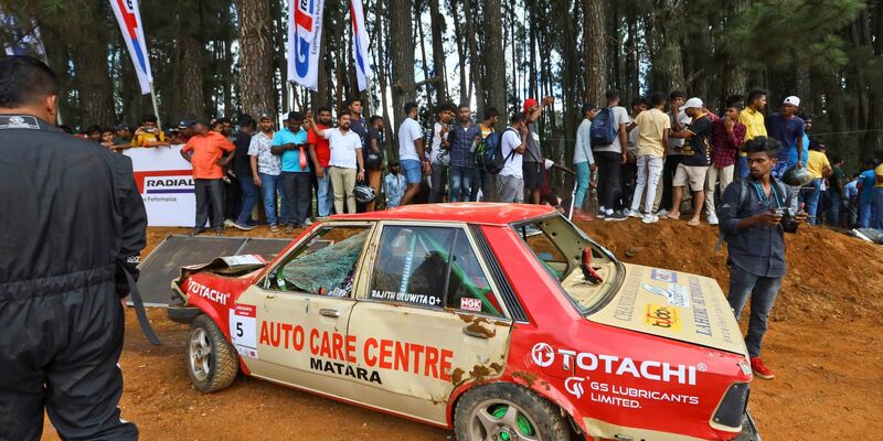 Einer der Unfallwagen beim Autorennen Fox Hill Supercross in Sri Lanka. - Foto: STR/AP