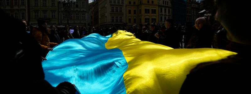 In Prag wird für die Unterstützung des estnischen militärischen Strategieplans für die Ukraine demonstriert. - Foto: Petr David Josek/AP/dpa