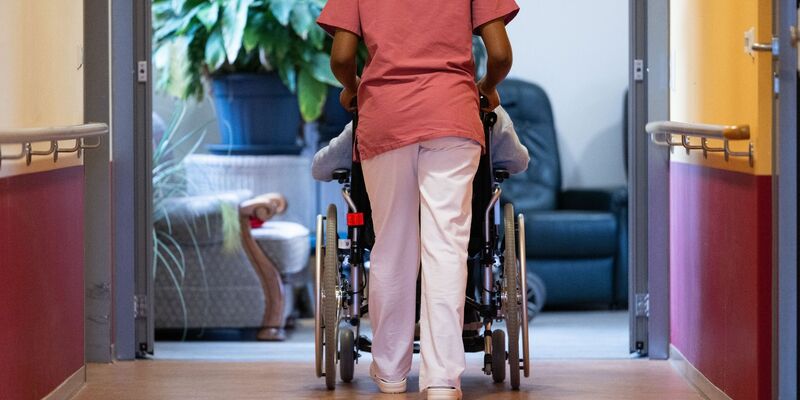 Engpässe bestehen unter anderem in den Pflege- und Gesundheitsberufen. - Foto: Marijan Murat/dpa