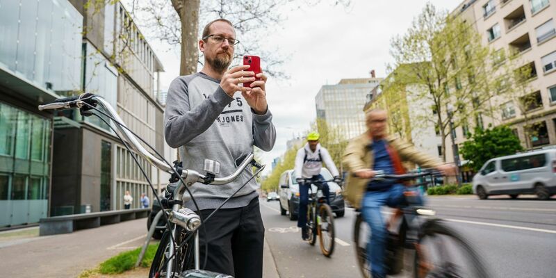 Falko Görres (Die Partei), Fahrradaktivist und Stadtverordneter im Frankfurter Römer zeigt Falschparker, insbesondere auf Fahrradwegen, an. - Foto: Andreas Arnold/dpa