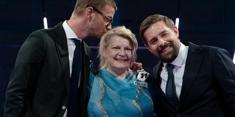 Die Entertainer Joko (l) und Klaas (r) stehen mit Zuschauerin Carola zusammen. Die Entertainer Joko und Klaas haben um 20.15 Uhr an ihrem Programmtag auf ProSieben mit einer Quiz-Show gestartet. - Foto: Weiya Yeung/ProSieben/FloridaTV/dpa