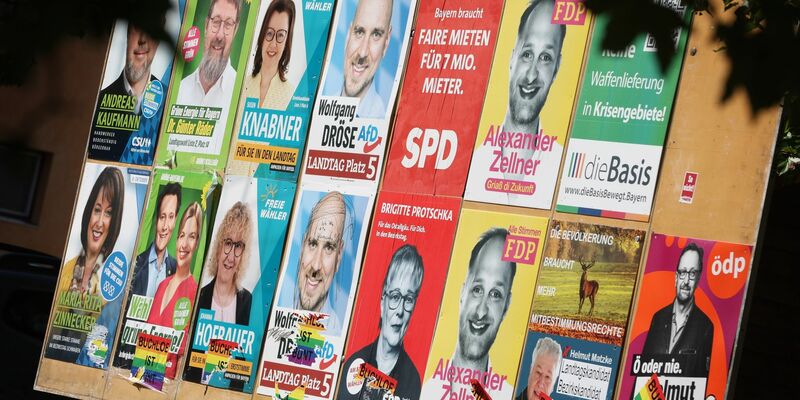 Wahlplakate verschiedener Parteien für eine Landtagswahl. - Foto: Karl-Josef Hildenbrand/dpa