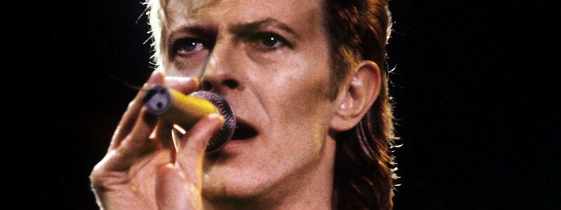 David Bowie trug bereits Anfang der 70er einen Vokuhila für sein außerirdisches Alter Ego Ziggy Stardust. - Foto: Harald Menk/dpa