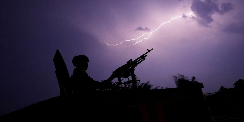 Die thailändische Armee ist am Fluss Moei seit Tagen mit zahlreichen gepanzerten Fahrzeugen im Einsatz. - Foto: Sakchai Lalit/AP/dpa