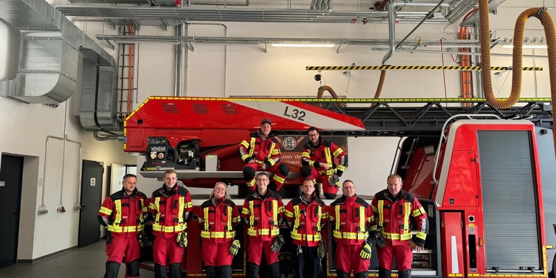 FW Overath: Sechs neue Drehleitermaschinisten für die Freiwillige Feuerwehr Overath - Foto: presseportal.de