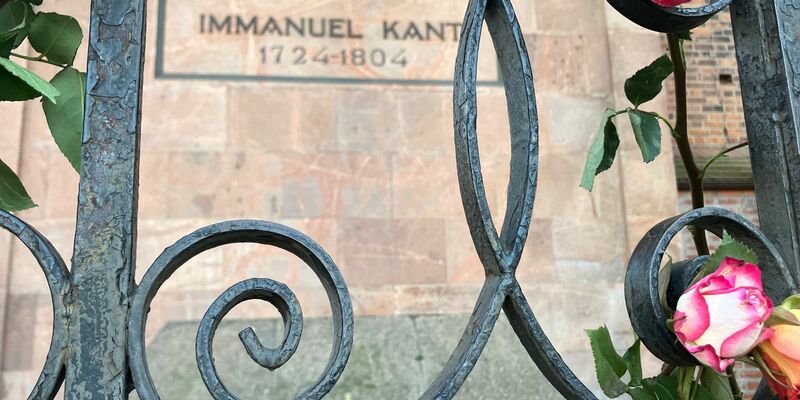 Eine Steinstele mit der Aufschrift Kant-Insel in Kaliningrad. - Foto: Andre Ballin/dpa