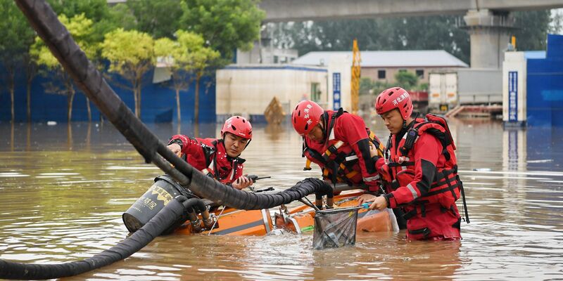 In Südchina haben starke Regenfälle zahlreiche Flüsse anschwellen lassen und für Überschwemmungen gesorgt. - Foto: Mu Yu/XinHua/dpa