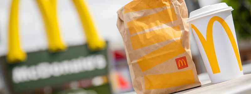 Vergangenes Jahr sind mehr Menschen zu McDonald's, Burger King und Co. gegangen und haben dort mehr Geld ausgegeben. - Foto: Christoph Schmidt/dpa