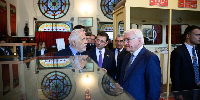 Bundespräsident Frank-Walter Steinmeier (r.) wird zusammen mit Ekrem Imamoglu (M.) und vom Historiker Ilber Ortayli (l.) durch das Museum im Bahnhof Istanbul Sirkeci geführt. - Foto: Bernd von Jutrczenka/dpa