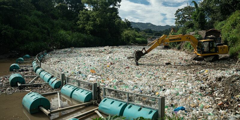 Die Organisation The Ocean Cleanup holt Müll aus dem Fluss Las Vacas in Guatemala. - Foto: -/The Ocean Cleanup/dpa