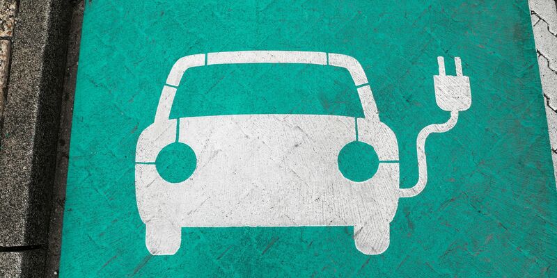 Mit dem sogenannten Green Deal will die EU bis 2050 klimaneutral werden. Ein wichtiger Schritt dafür: Ab 2035 dürfen keine Neuwagen mehr zugelassen werden, die Benzin oder Diesel tanken. - Foto: Jan Woitas/ZB/dpa