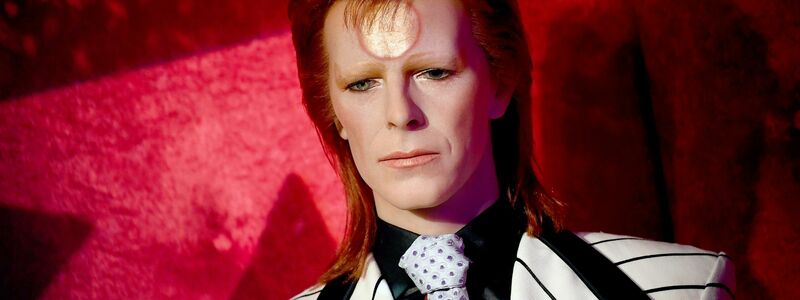 Nur aus Wachs - aber der «Mullet» sitzt: Die Figur von David Bowie/Ziggy Stadust bei Madame Tussauds in Berlin trägt Vokuhila. - Foto: Britta Pedersen/dpa-Zentralbild/dpa